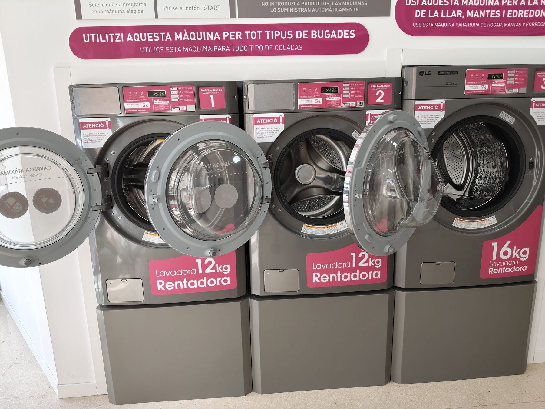 Rentadores professionals LG obertes al local de Lavandería Martorell · LowCost LG, amb la roba a punt de rentar