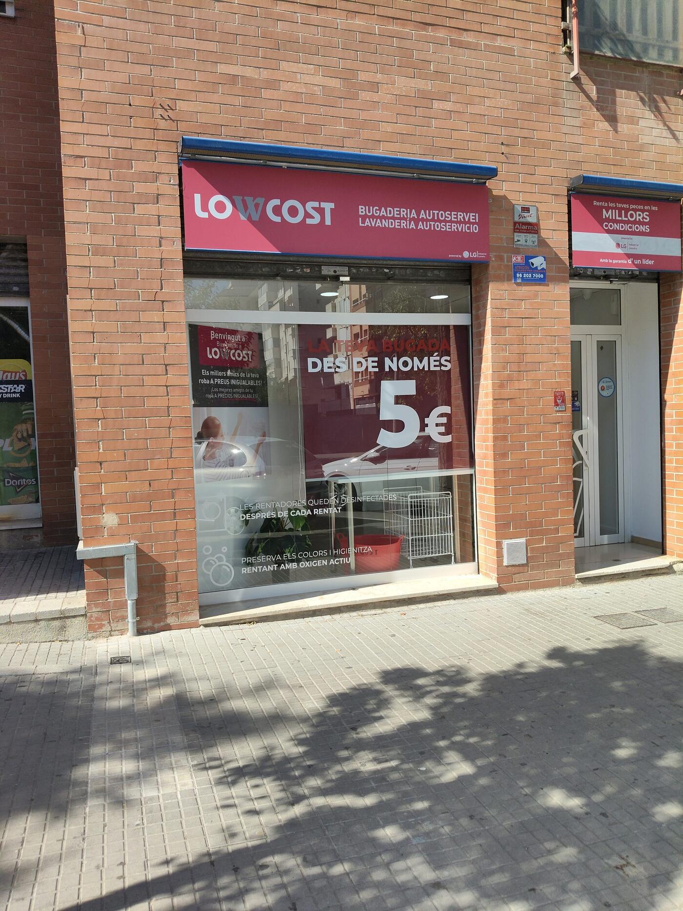 Façana de Lavandería Martorell · LowCost LG, a l’Av. Camí Fondo 6 de Martorell